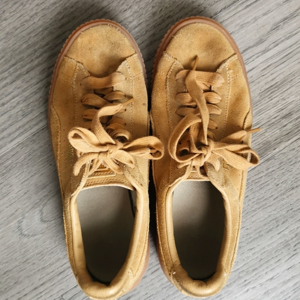 Puma Suede Platform SD JR Oatmeal Gold Trainers. Unisex. Women's 7.5. EUC